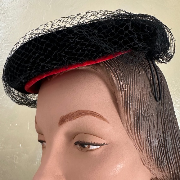 BEAUTIFUL 1950s\' BLACK VELVET JULIET CAP WITH VEIL AND OSTRICH FEATHER main image 10